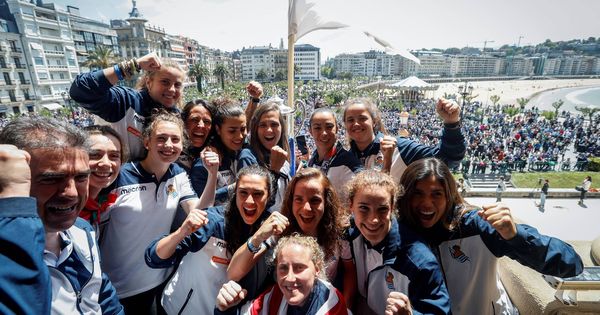 Foto: Las jugadoras de la Real Sociedad, en el balcón del Ayuntamiento de San Sebastián. (EFE)