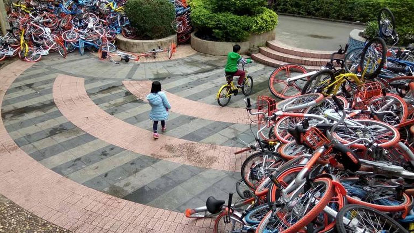 Otra imagen del desastre chino con las bicis (AFP)