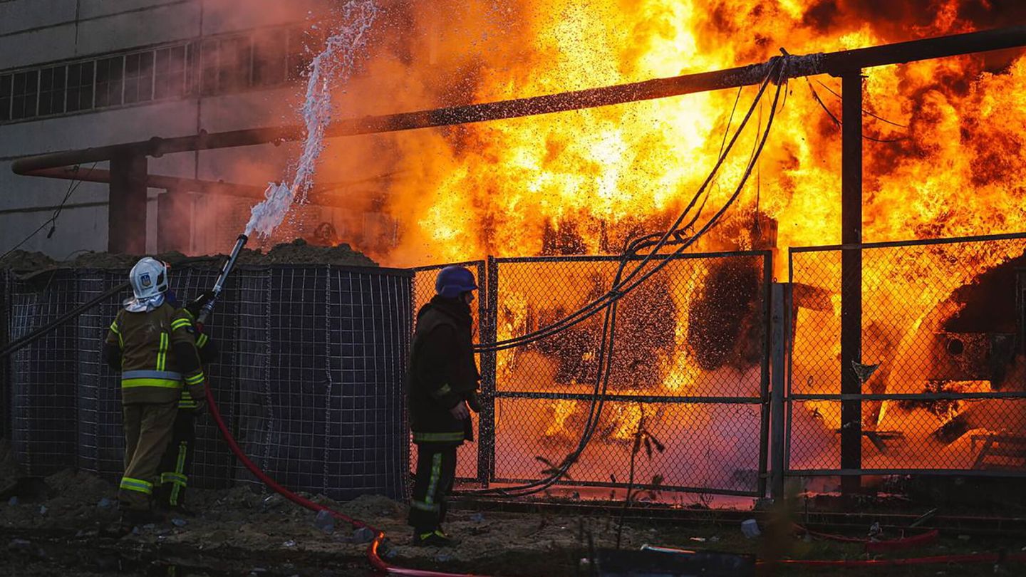 Incendio tras el ataque de un dron iraní en Kiev. (EFE)