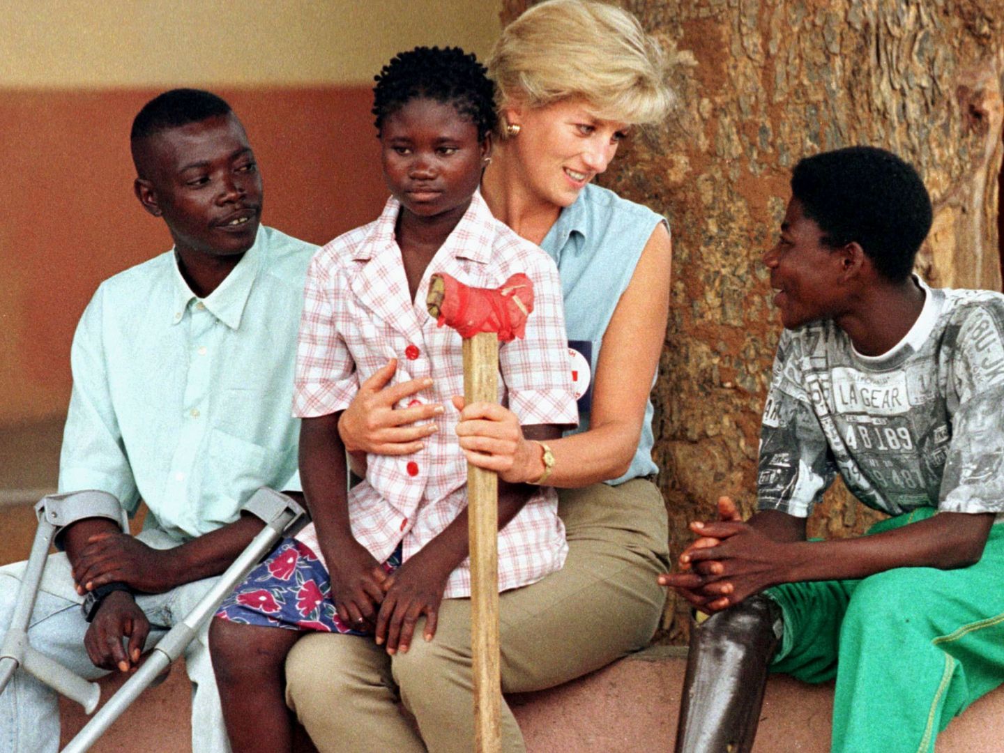 La princesa Diana, con las víctimas de las minas antipersonas en 1997. (Reuters)