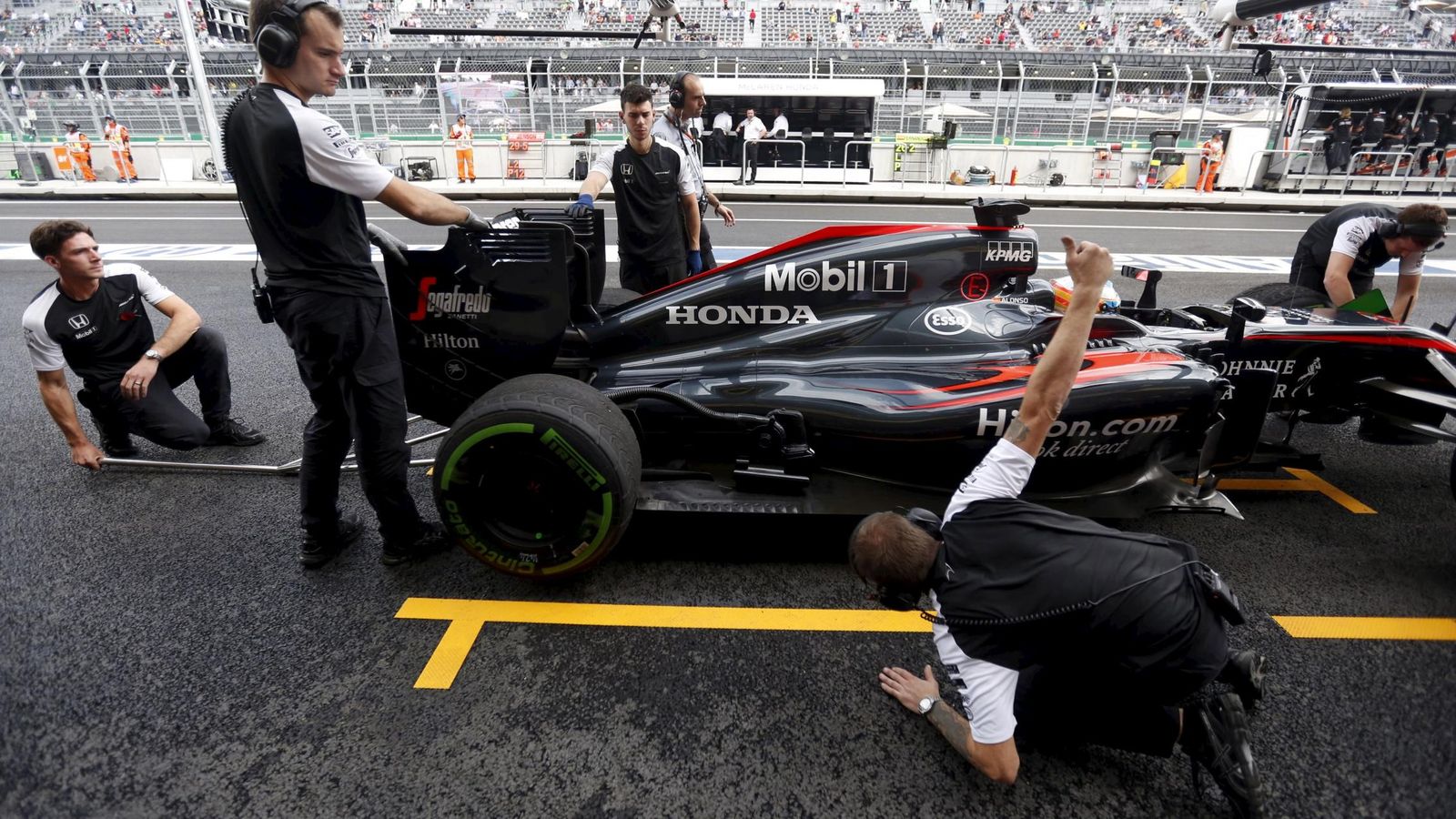 Foto: Mecánicos de McLaren en el coche de Fernando Alonso (Reuters)