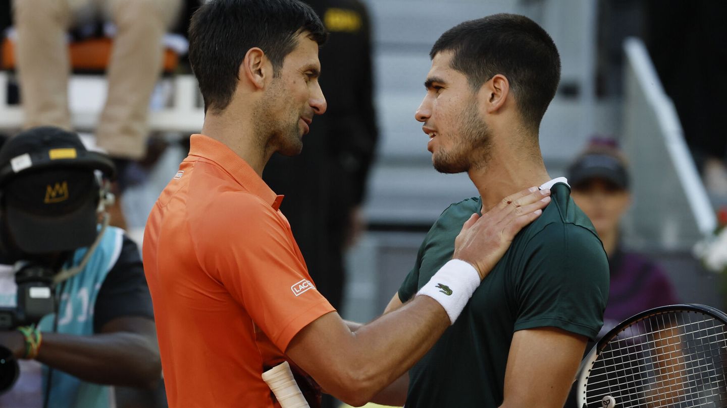 Carlos Alcaraz y Novak Djokovic en el Mutua Madrid Open. (EFE/Juanjo Martín).