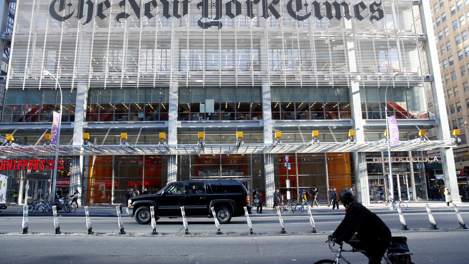 Foto: La caravana del presidente electo Donald Trump llega al edificio del diario "The New York Times", el 22 de noviembre de 2016 (Reuters)