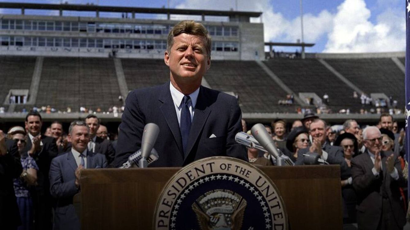 John F. Kennedy pronuncia el que quizá sea su discurso más famoso en la Universidad Rice, en Houston, Texas.  