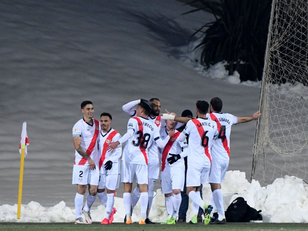 Foto: El Rayo Vallecano, durante un partido de Copa ante el Elche en Las Rozas (EFE)