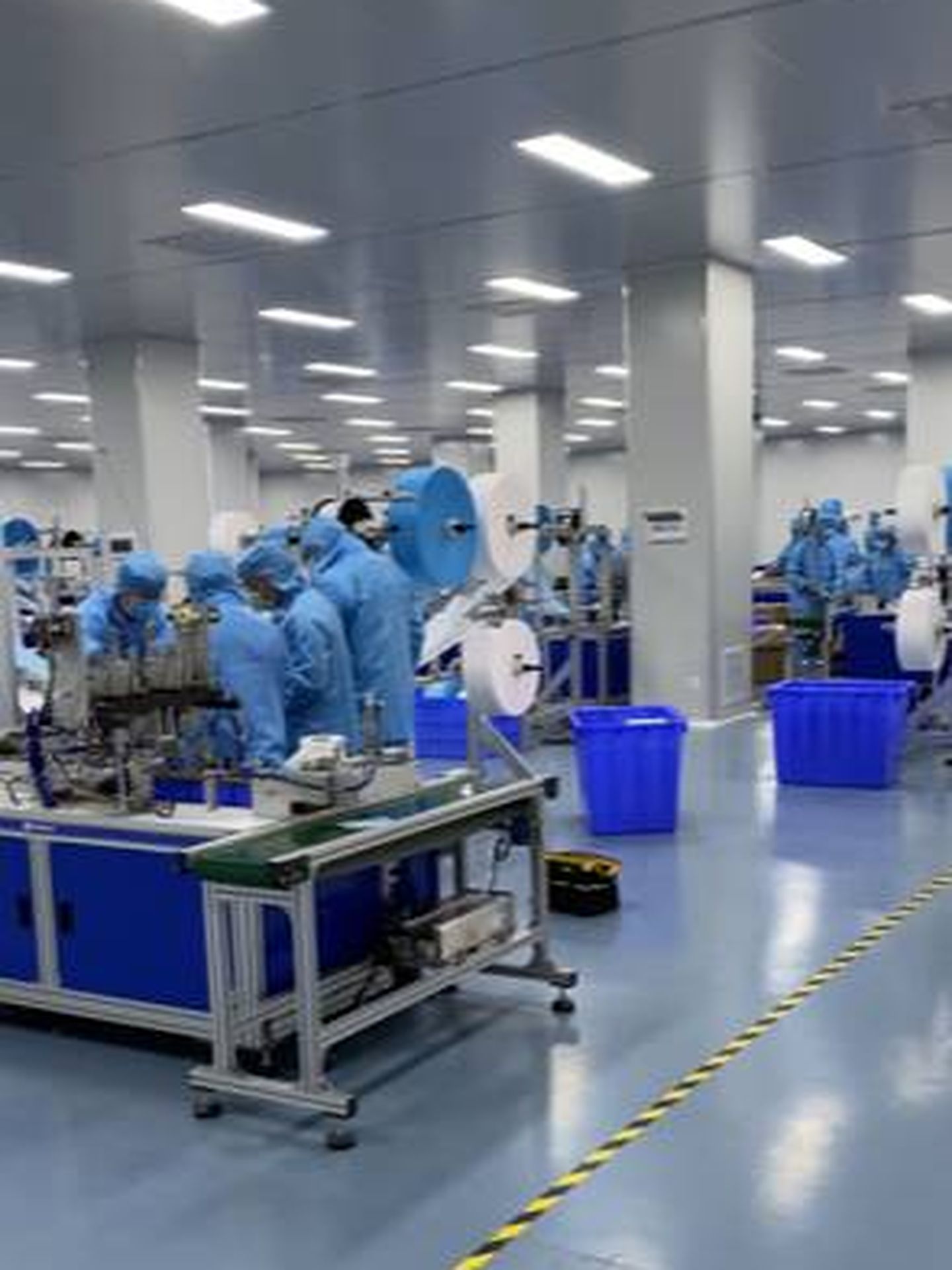 Línea de producción de mascarillas en China.
