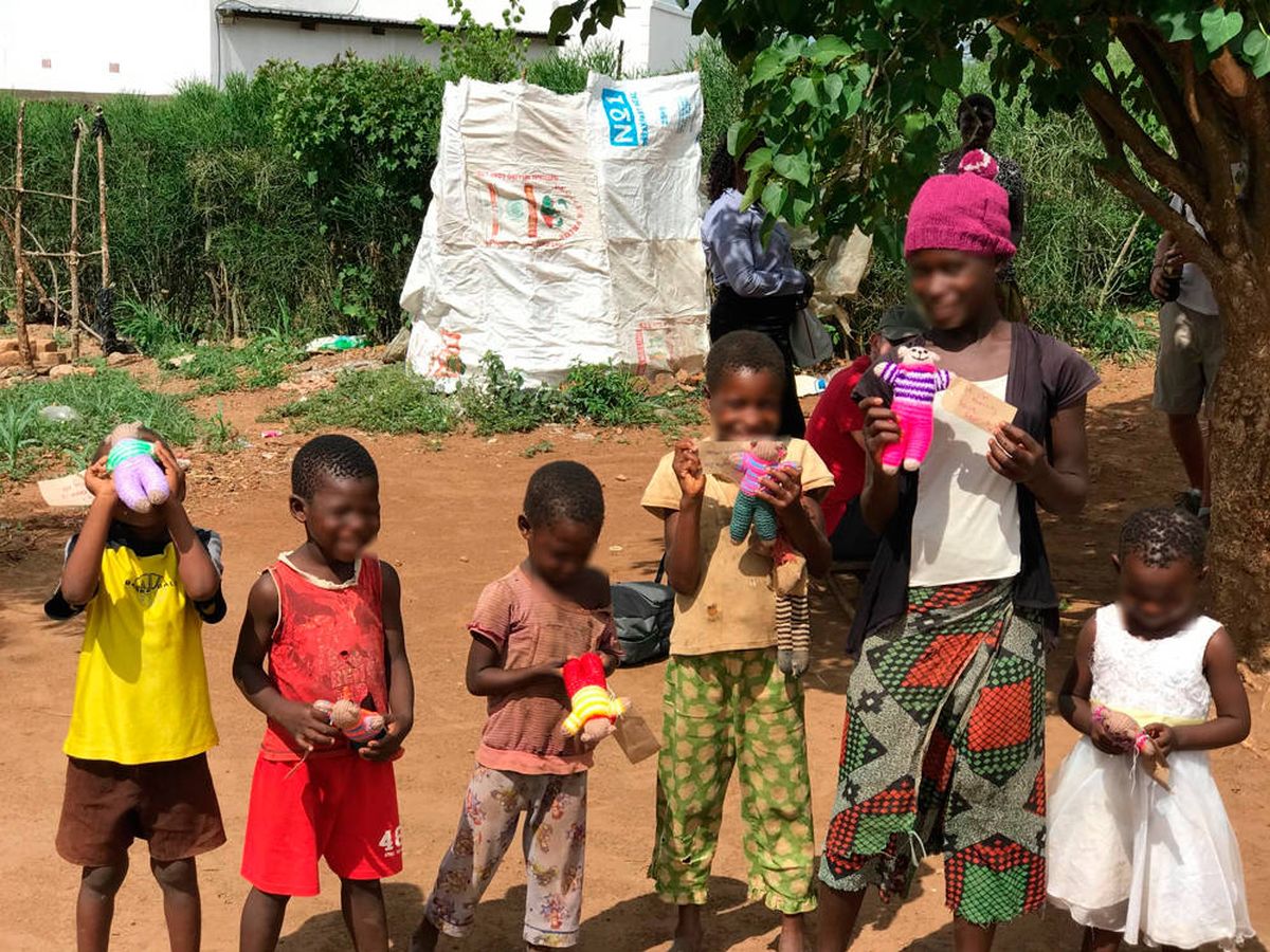 Foto: Los niños que reciben los peluches de Josie se lo agradecen por Facebook (Foto: Zambezi Sunrise Trust)