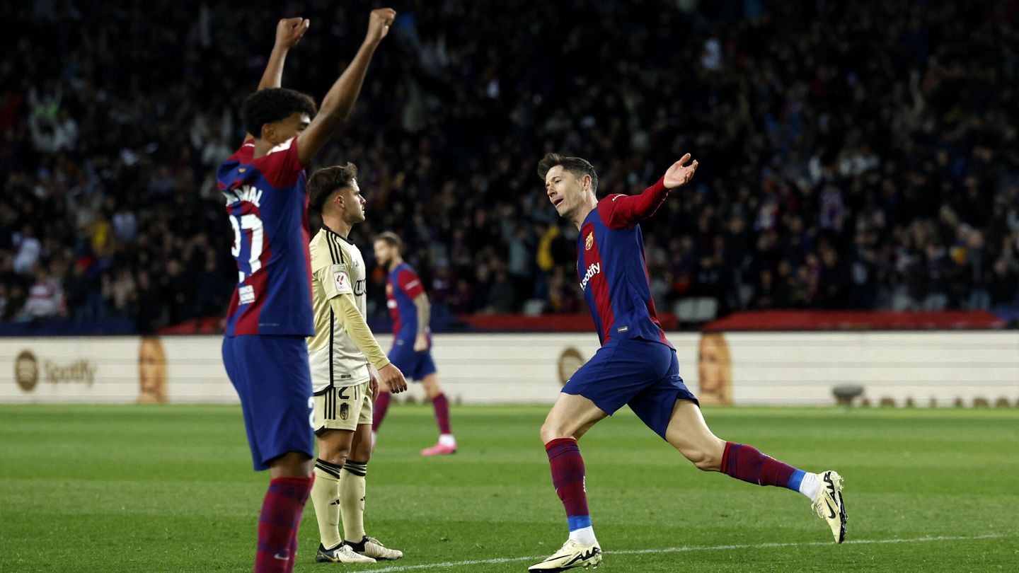 Lewandowski celebra un gol. (Reuters/Albert Gea)