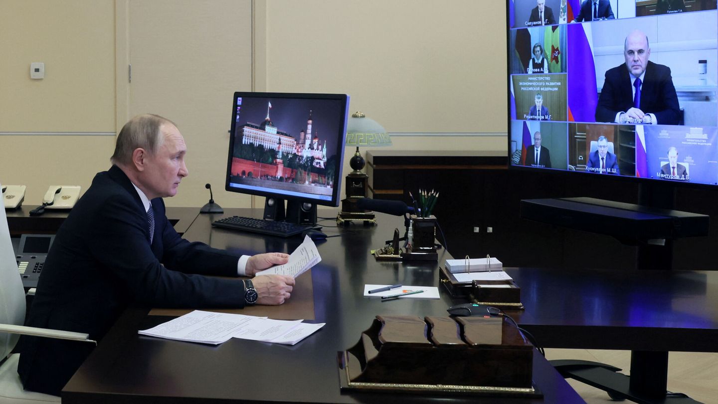 El presidente ruso, Vladímir Putin, en una reunión con un alto funcionario del Gobierno, en diciembre de 2022. (Reuters)