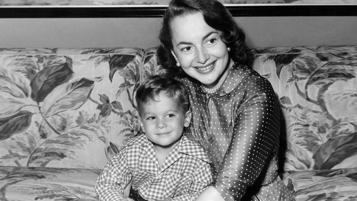 Olivia de Havilland y su hijo Benjamin.(Cordon Press)