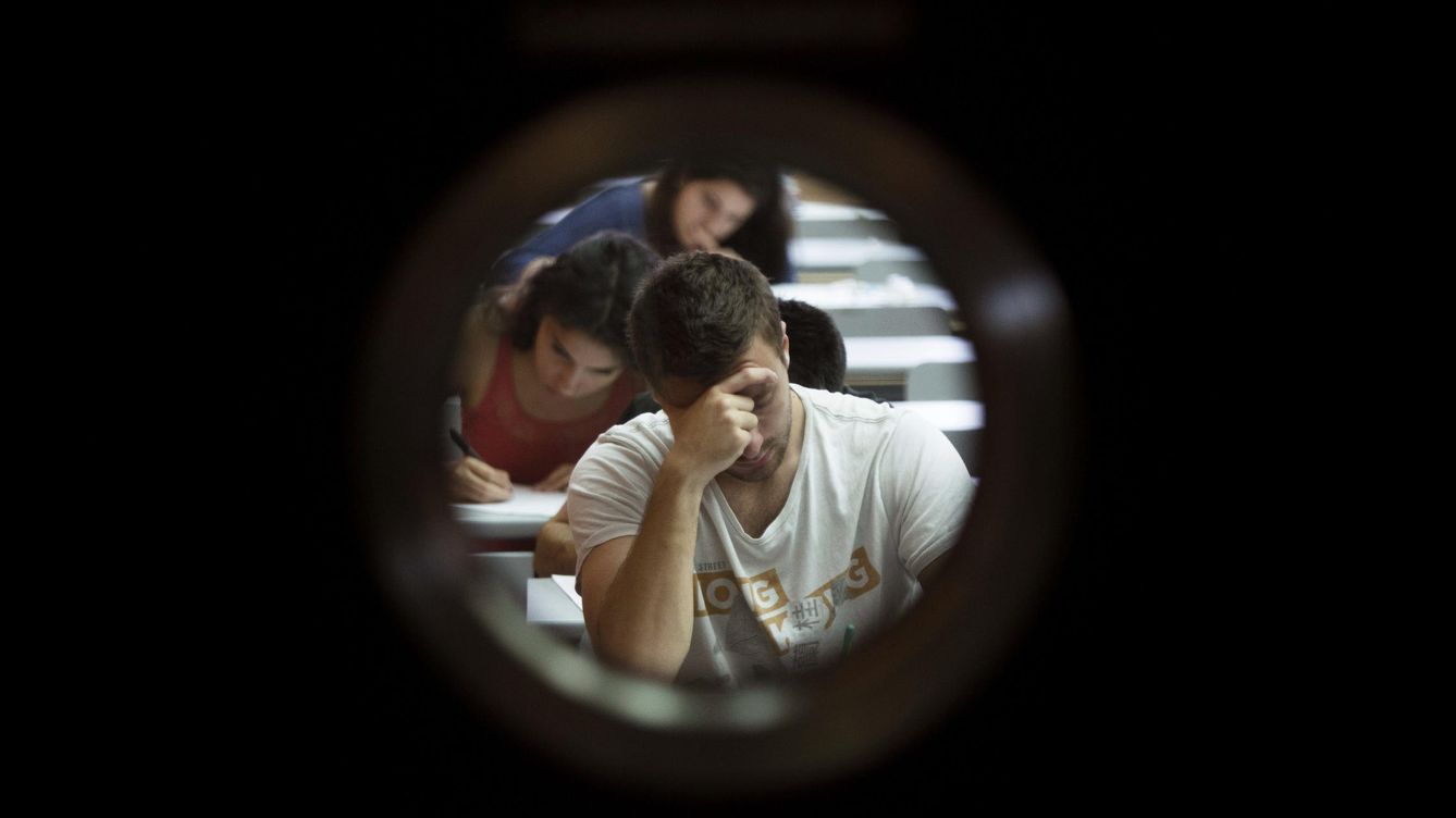 Foto: ¿Qué piensan hacer los universitarios españoles cuando salgan al mercado laboral (Efe/Gustavo Grillo)