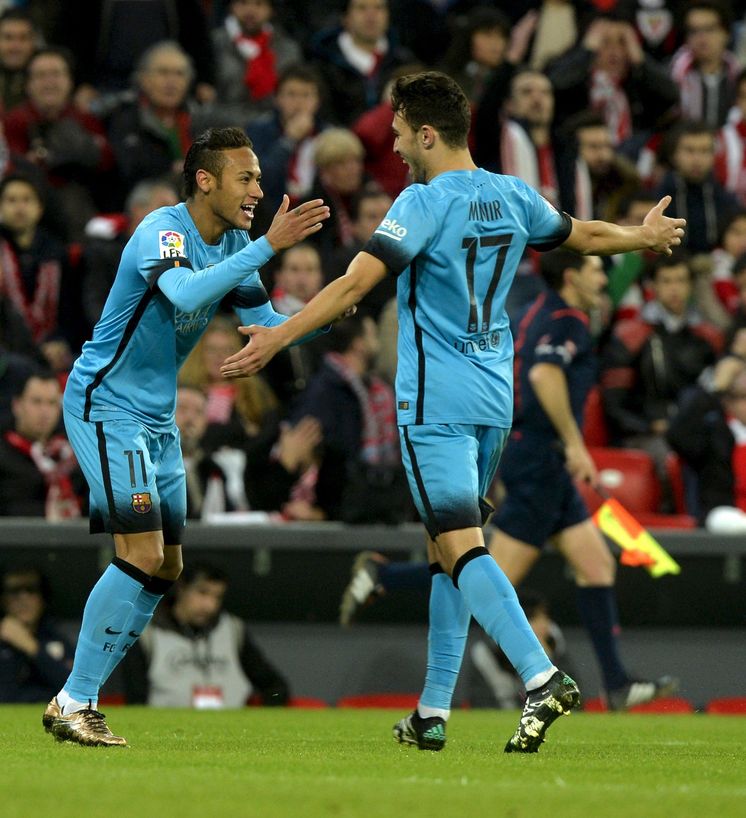 Foto: Munir y Neymar celebran uno de los goles marcados por el Barcelona en San Mamés (Reuters)