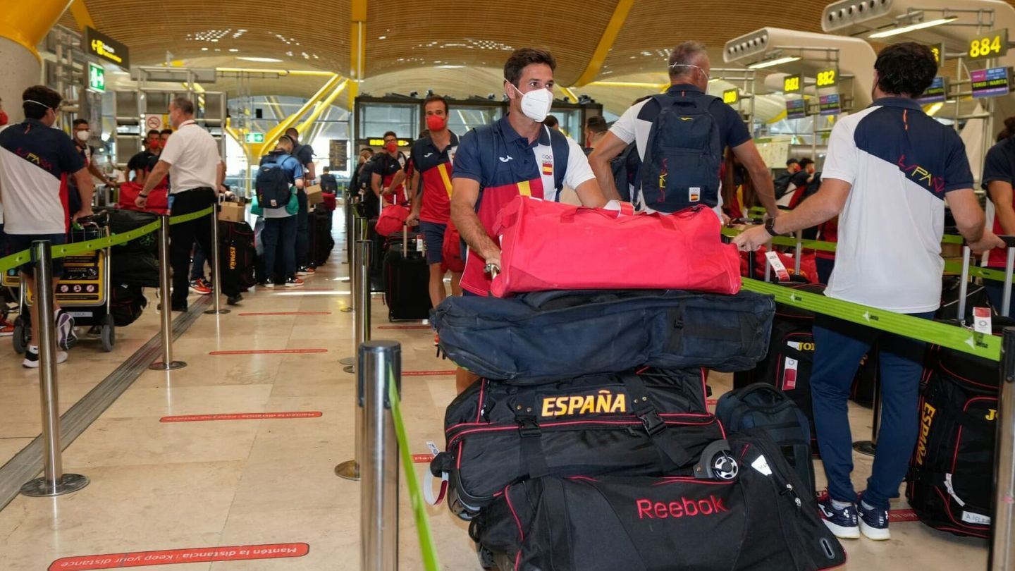El equipo olímpico español en el aeropuerto de Barajas. (EFE)