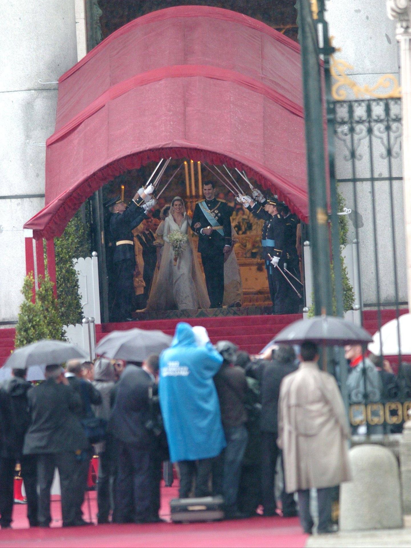  Los Reyes, en su lluvioso día de boda. (Gtres)