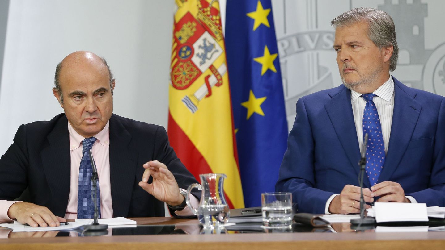 El portavoz del Gobierno, Íñigo Méndez de Vigo (d), junto al ministro de Economía y Competitividad, Luis de Guindos (i)