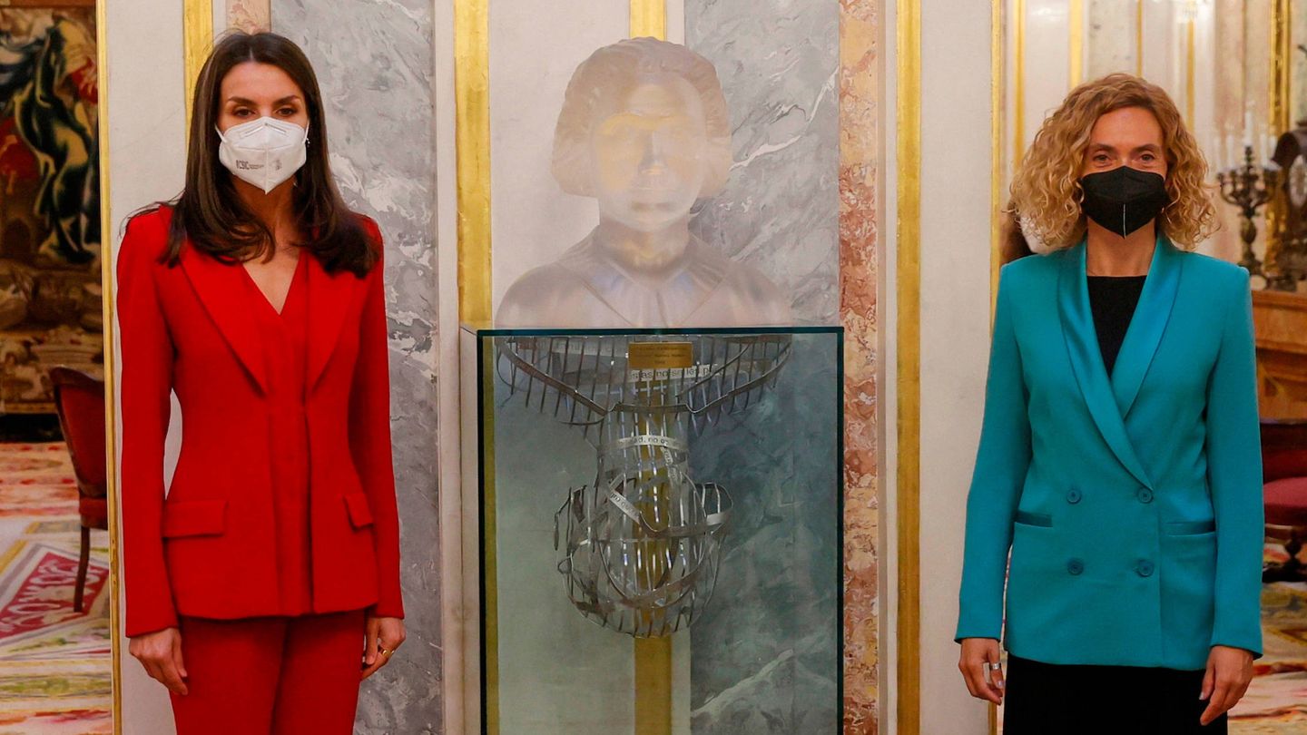 La reina Letizia y Meritxell Batet, junto al busto de Clara Campoamor. (Limited Pictures)