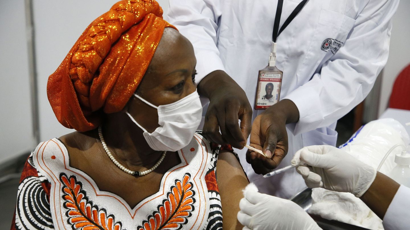 Una ciudadana de Costa de Marfil es vacunada. (EFE)