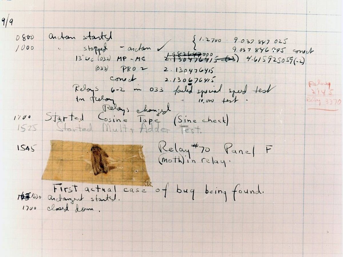 Foto: La primera polilla "error informático" encontrada atrapada entre puntos en el relé 70, panel F, de la calculadora de relés Mark II Aiken en la Universidad de Harvard, 9 de septiembre de 1947. (Wikimedia)