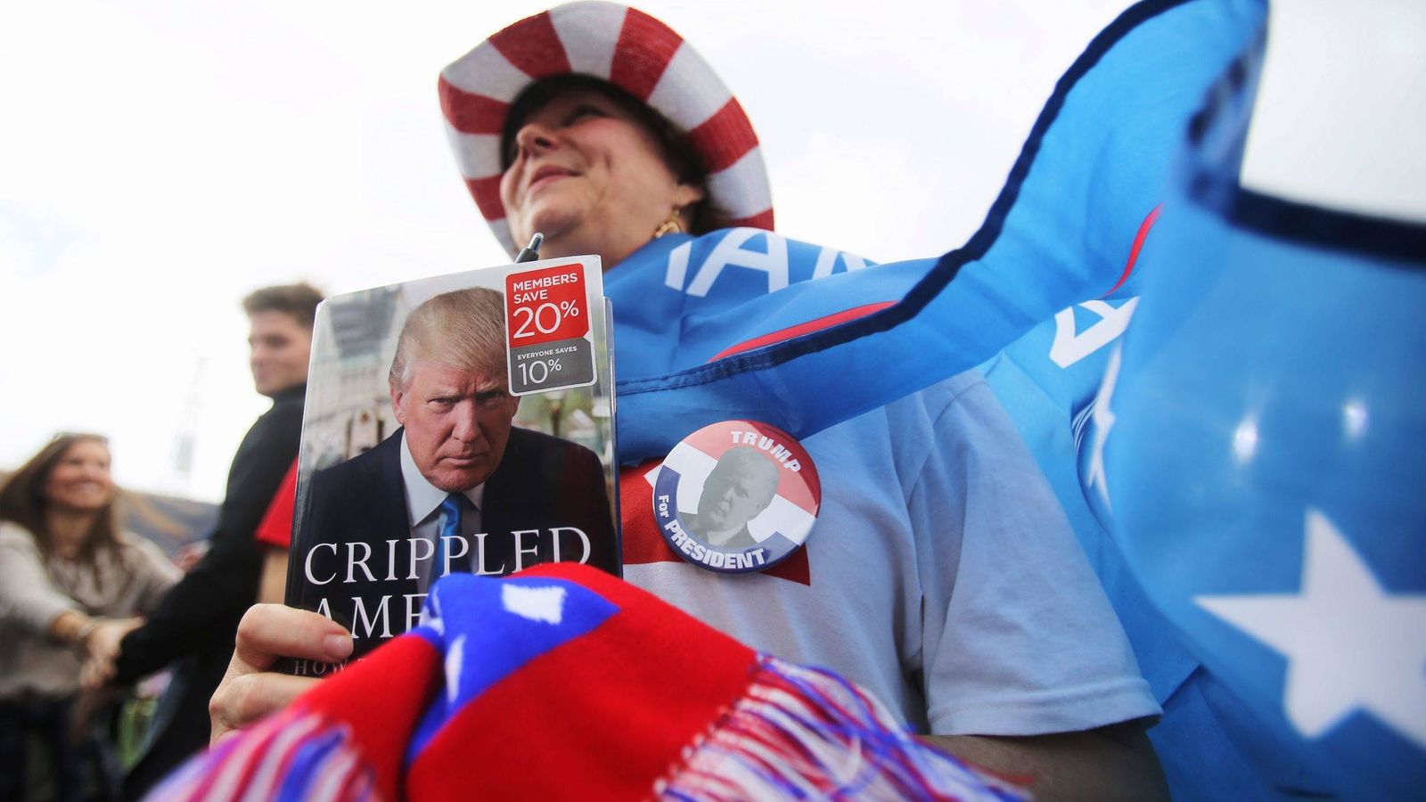 Foto: Una simpatizante de Trump espera su llegada en el Ladd-Peebles Stadium en Mobile, Alabama. (Reuters)
