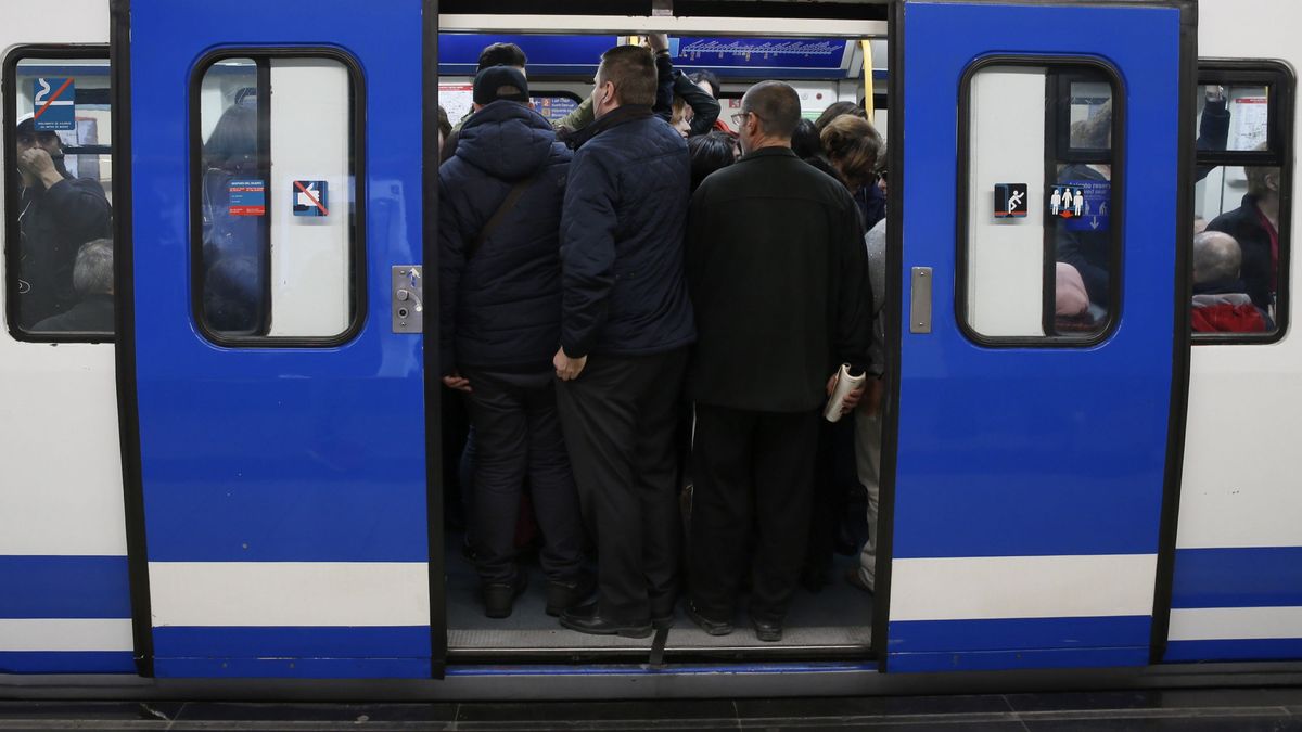 Menos frecuencia de trenes y personal: los sindicatos del Metro amagan con la huelga
