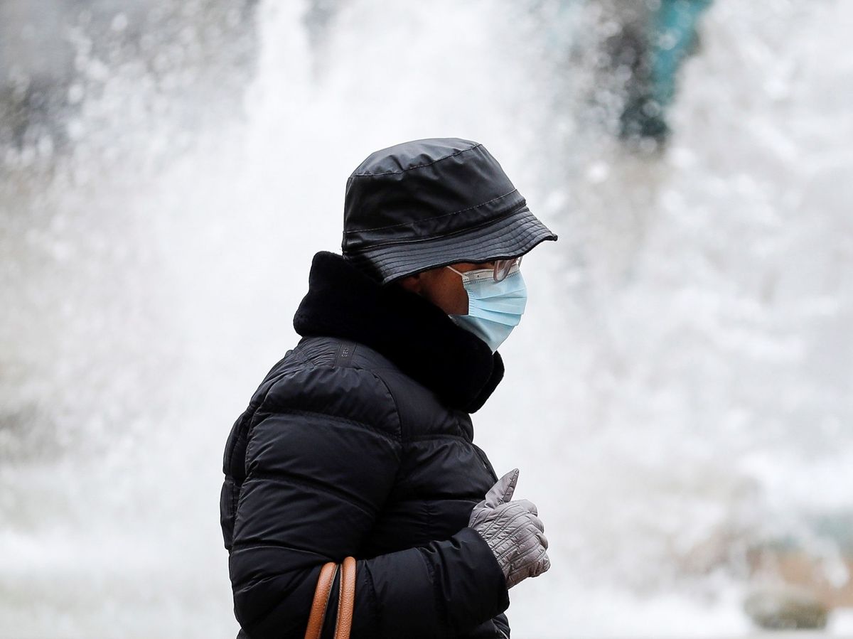 Foto: Una mujer se protege del frío en la capital valenciana. (EFE)