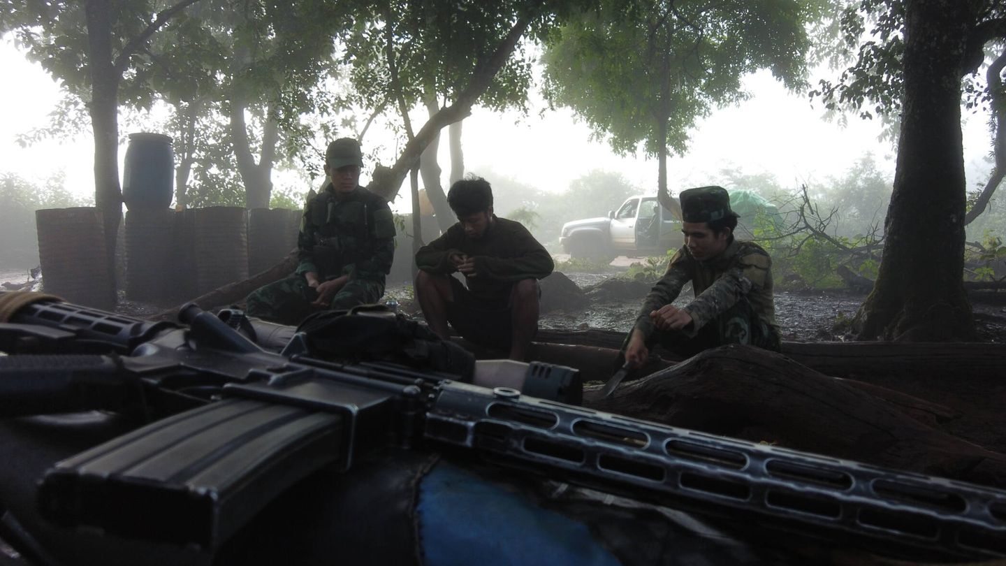 Guerrilleros de las Fuerzas de Defensa Nacional Karenni hacen guardia en las montañas nubladas de Hpruso, Birmania. (A. P)