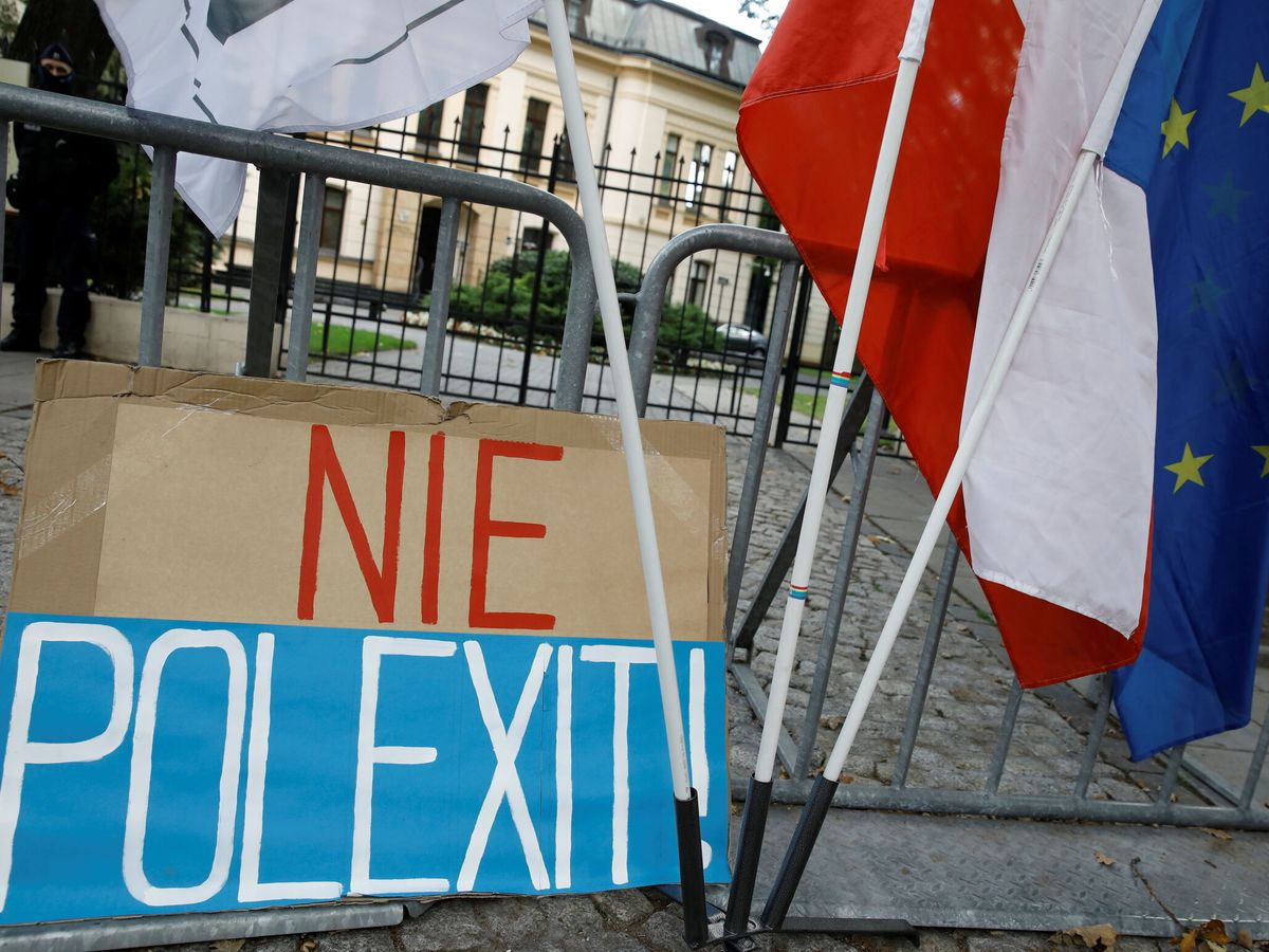 Foto: Manifestación proeuropea frente al Tribunal Constitucional de Polonia. (EFE)