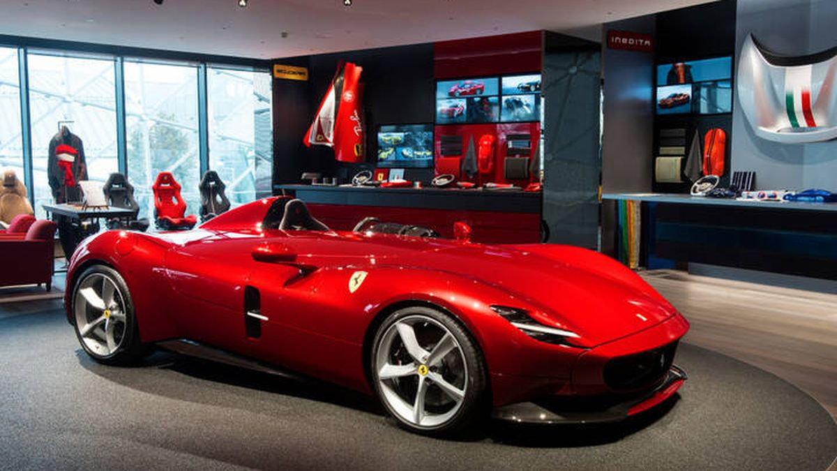 Carlos Sainz estrena su primer coche en el paraíso del aficionado: así es el 'atelier' Ferrari