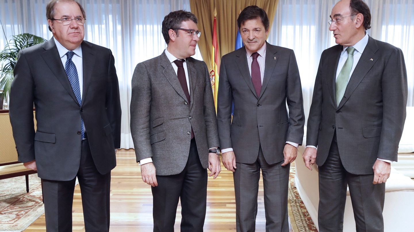 El ministro de Energía, Álvaro Nadal (2i) y el presidente de Iberdrola, Ignacio Sánchez Galán (d).