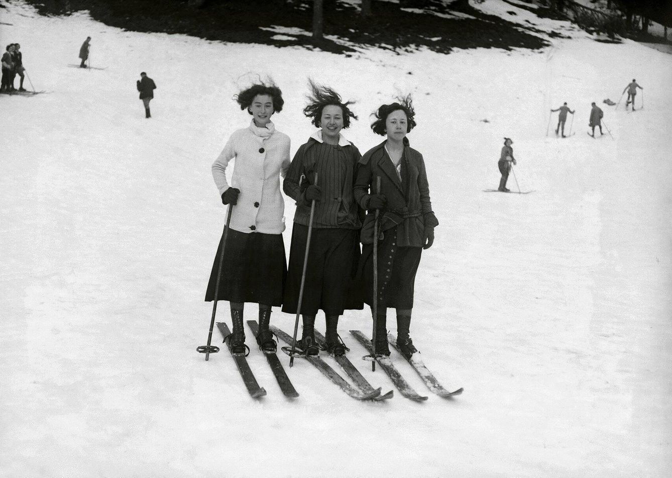 Esquiadoras en la sierra madrileña en 1933. (Alfonso/Vegap)