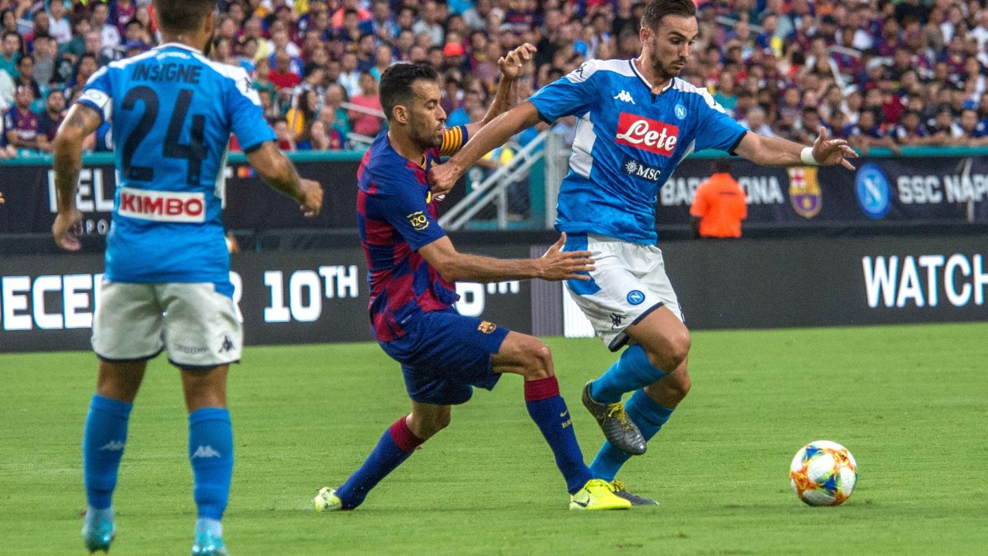 Fabián Ruiz, en un partido entre el Nápoles y el Barcelona, compite contra Busquets. (EFE)