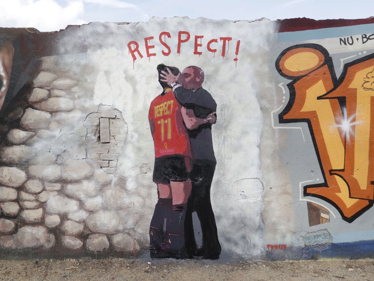 Foto: El beso de Rubiales a Jenni, hecho mural. (EFE/Quique García)