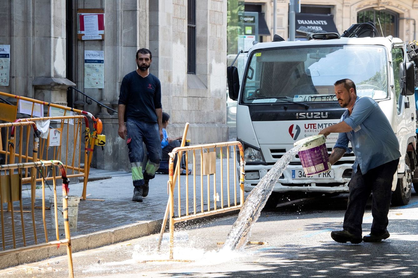 Operarios realizan trabajos en una calle de Barcelona. (EFE)