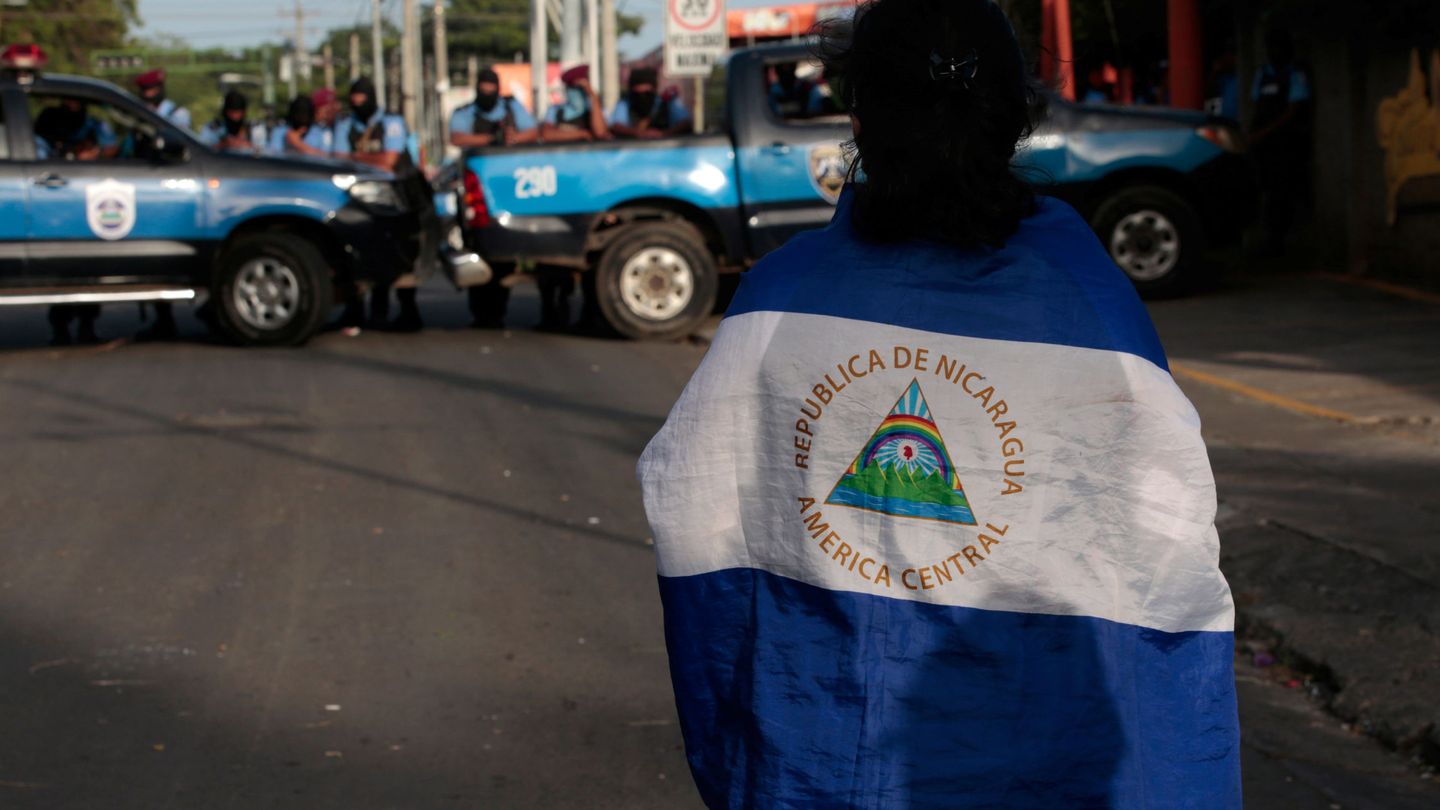 Un estudiante universitario desafía a la policía a la entrada de la Iglesia de la Divina Caridad en Managua, el 14 de julio de 2018. (Reuters)