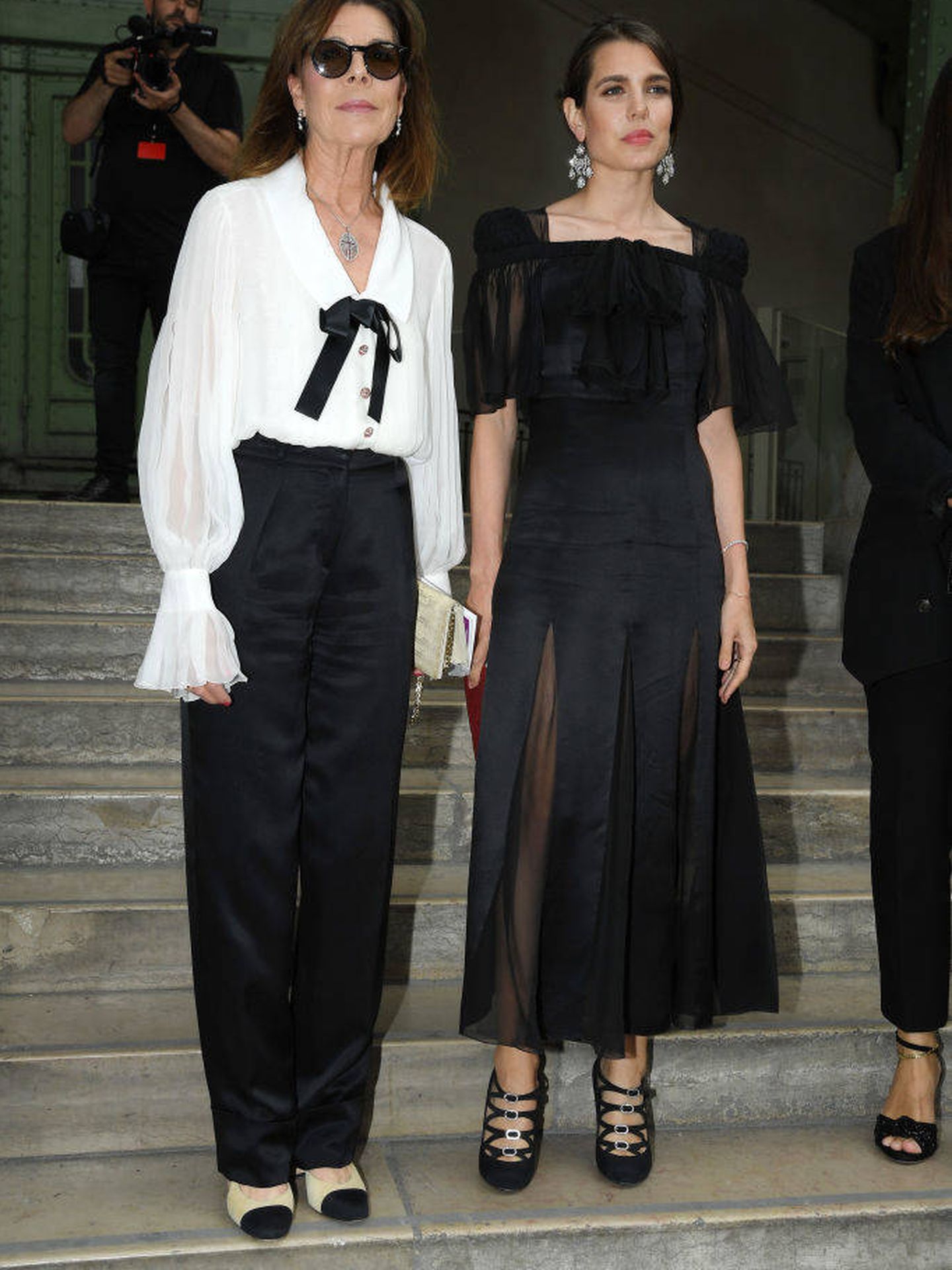 Carlota Casiraghi y Carolina de Mónaco en el homenaje a Karl Lagerfeld. (Getty)