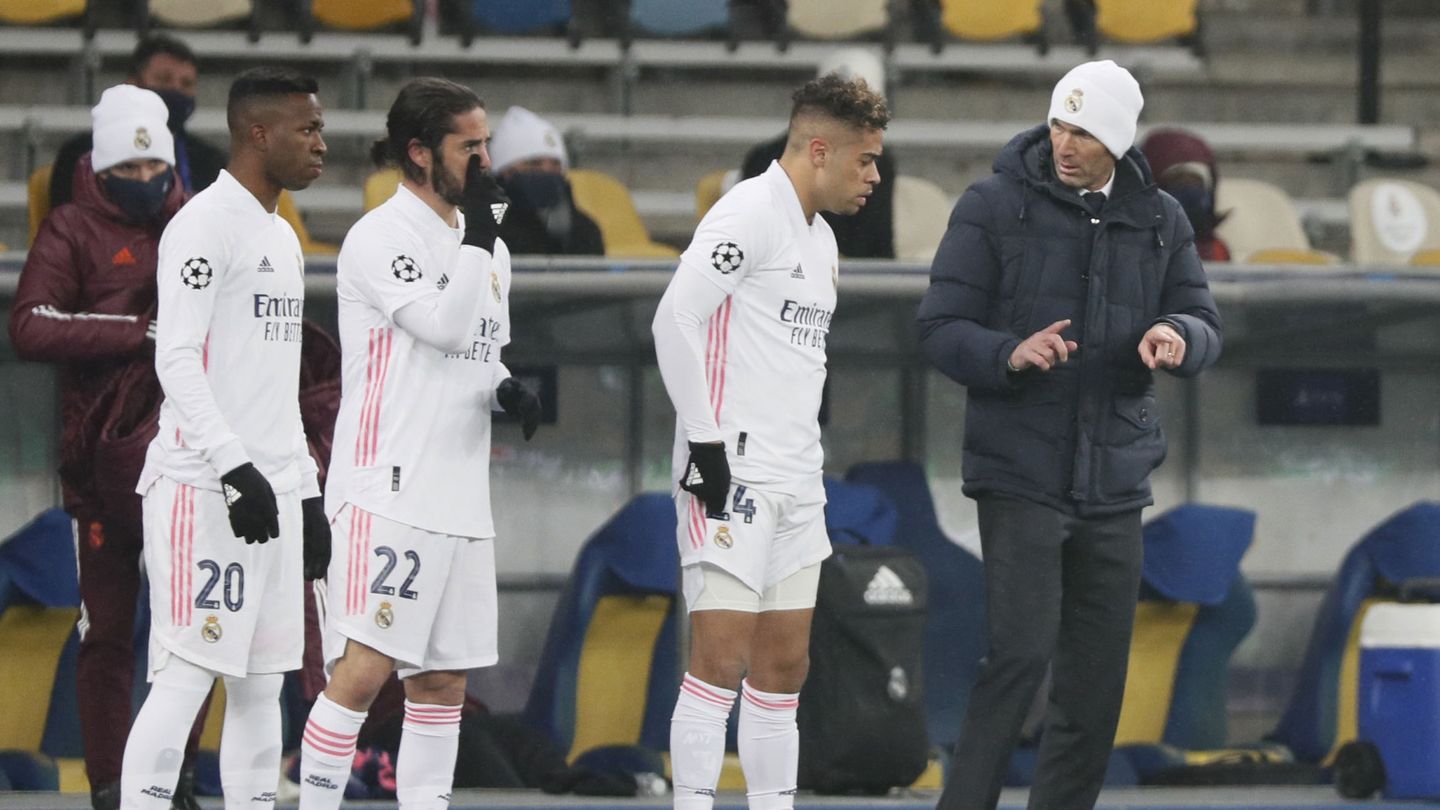 Zidane, dando instrucciones a Mariano. (Efe)