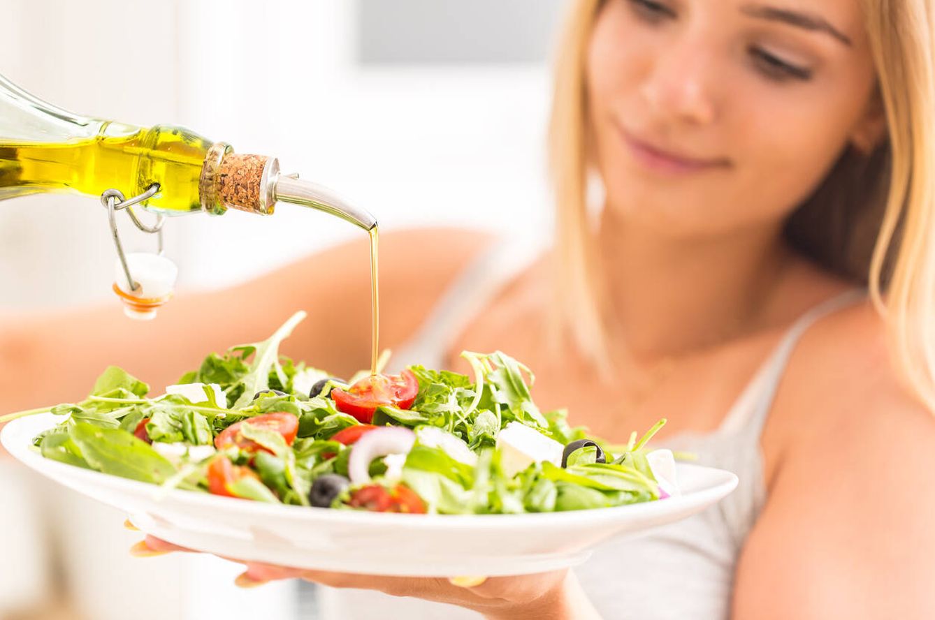 El aceite de oliva virgen extra es una de las mejores fuentes de grasas insaturadas. (iStock)