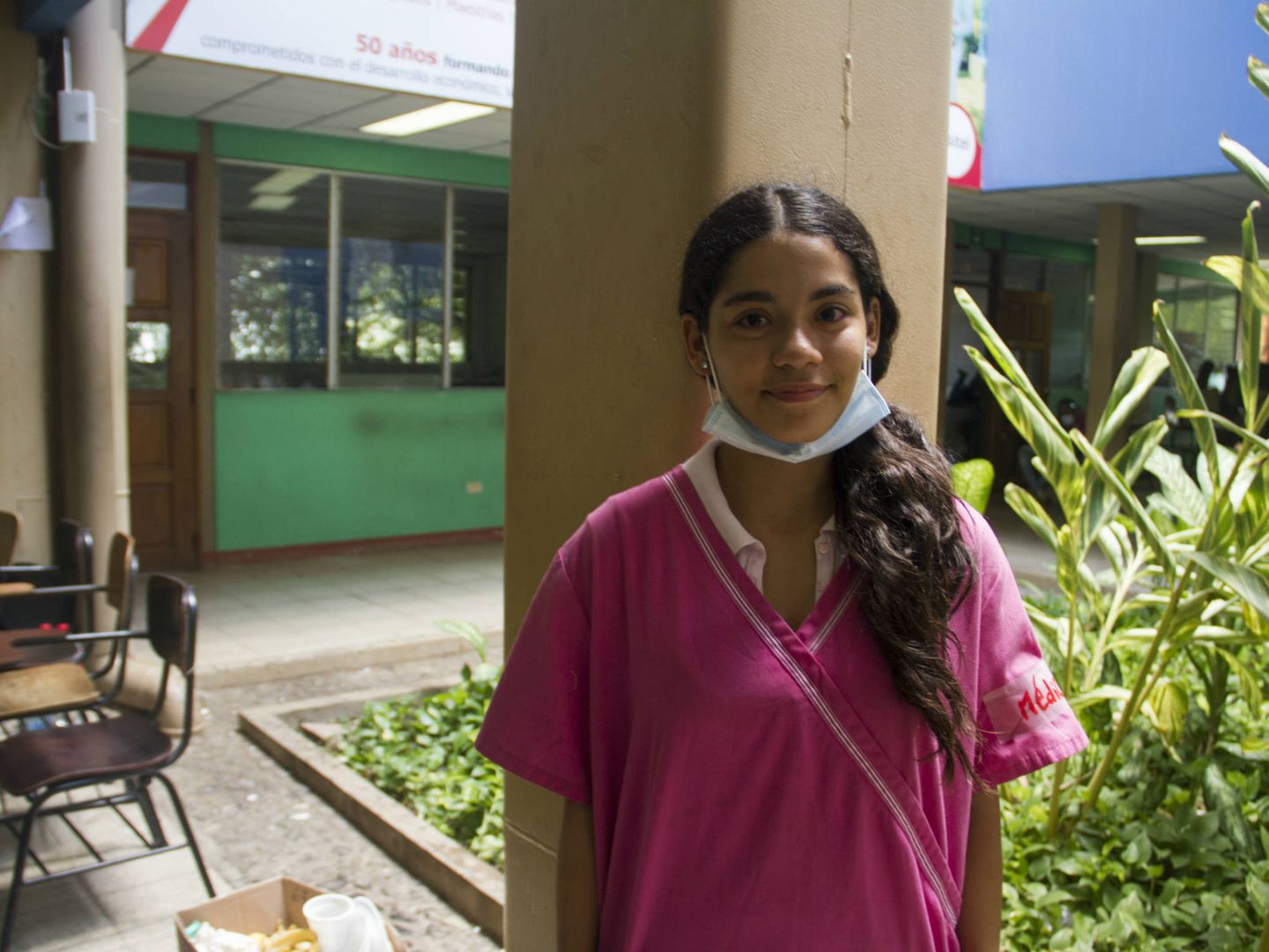 Michelle Arista, estudiante de Medicina, colabora en la enfermería de la Upoli. (H. Estepa) 