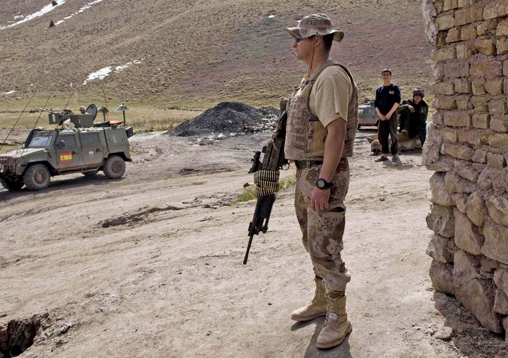 Foto: Soldados españoles de la ISAF durante una visita a una mina en Herat, Afganistán (Efe). 
