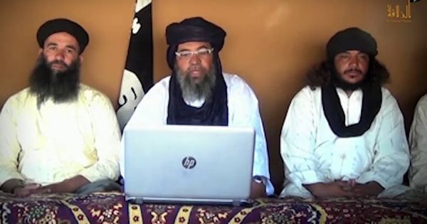 Foto: Iyadh Ag Ghali, el jefe del nuevo movimiento que se llama "Grupo de apoyo al islam y a los musulmanes", junto a otros compañeros. (Youtube)