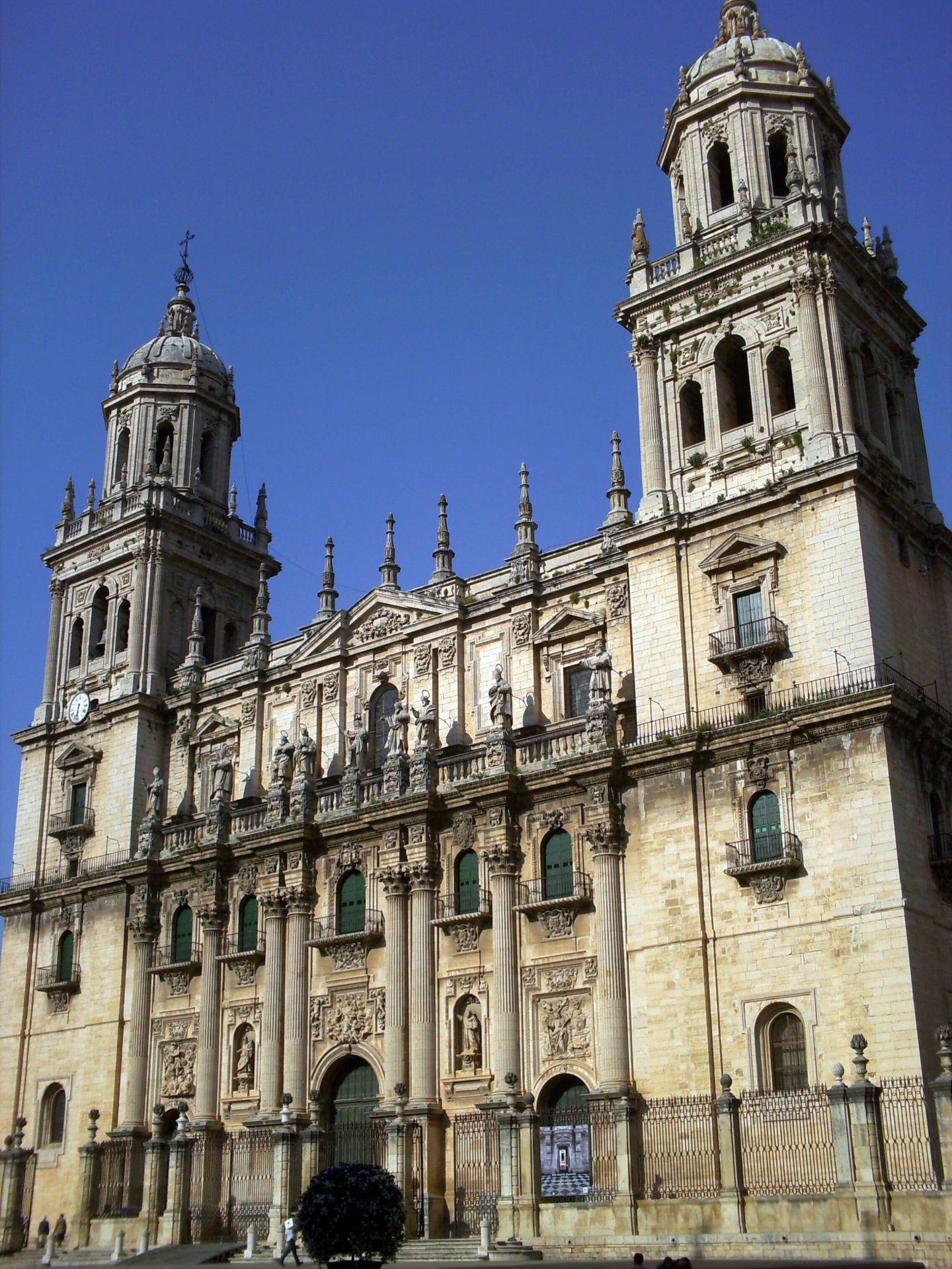 Vista del exterior de la catedral de Jaén. (Wikimedia Commons)