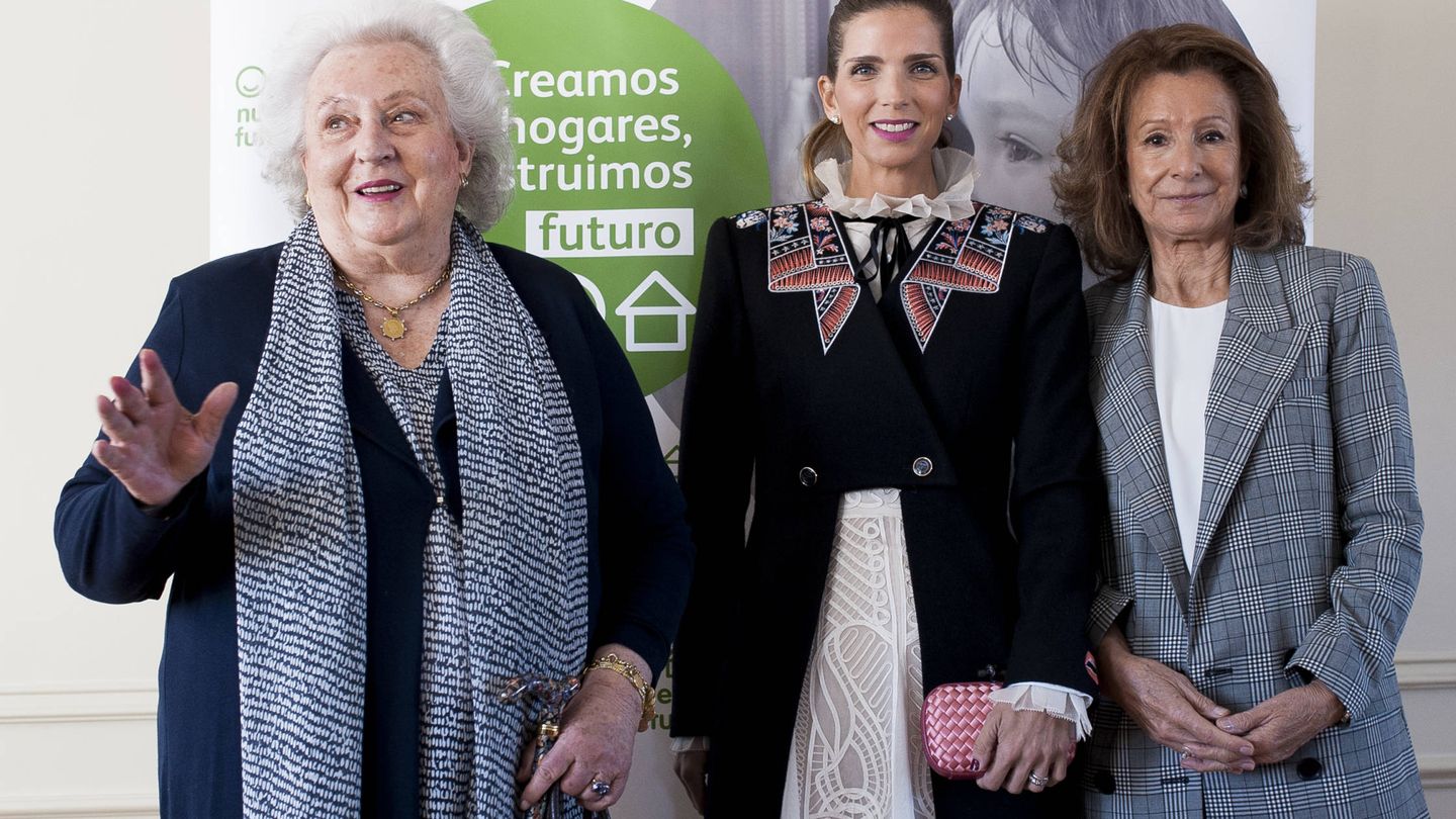 Margarita junto a Pilar de Borbón y Pina Sánchez Errazuriz en la presentación del Rastrillo Nuevo Futuro 2017. (Gtres)