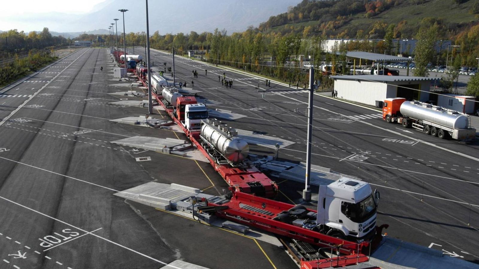 Foto: Zona de carga y descarga de camiones en la Autopista Ferroviaria Alpina. (AFA)