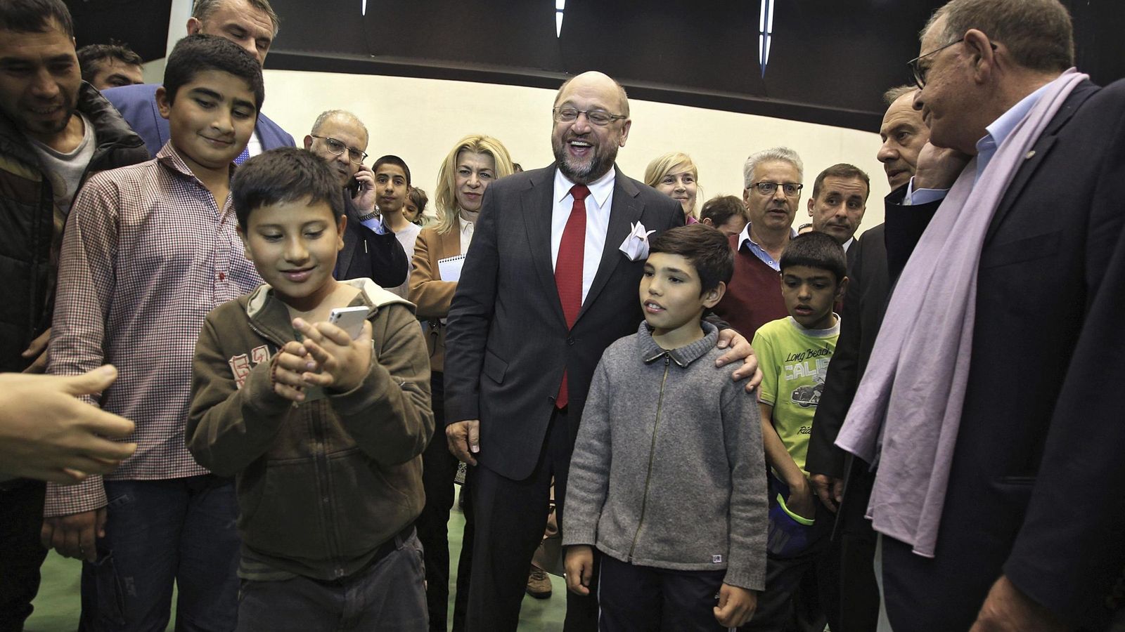 Foto: El presidente del Parlamento Europeo, Martin Schulz (c), visita un campamento temporal para refugiados en Atenas