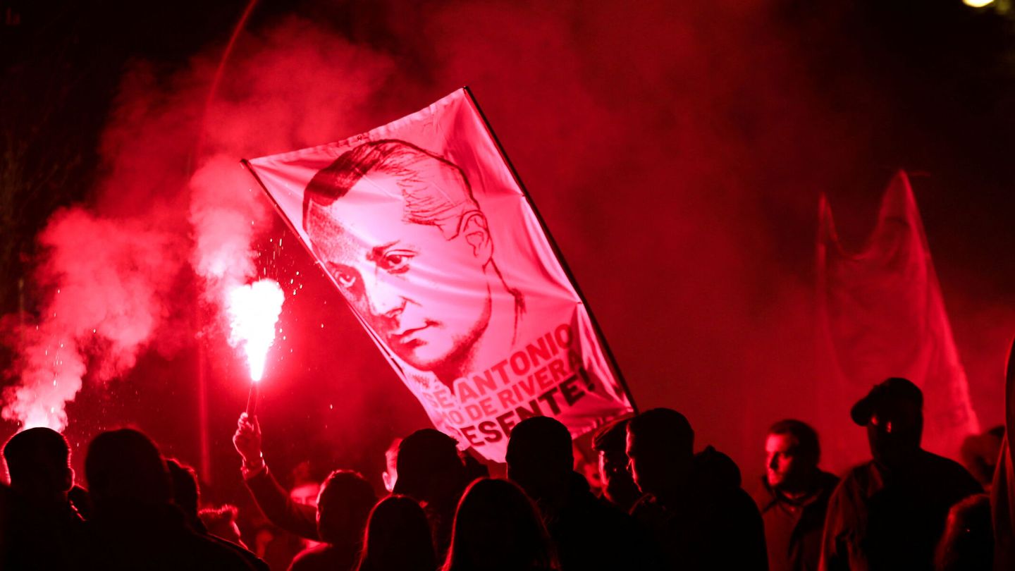 Manifestación y una pancarta con el rostro de José Antonio Primo de Rivera. (REUTERS Violeta Santos Moura)