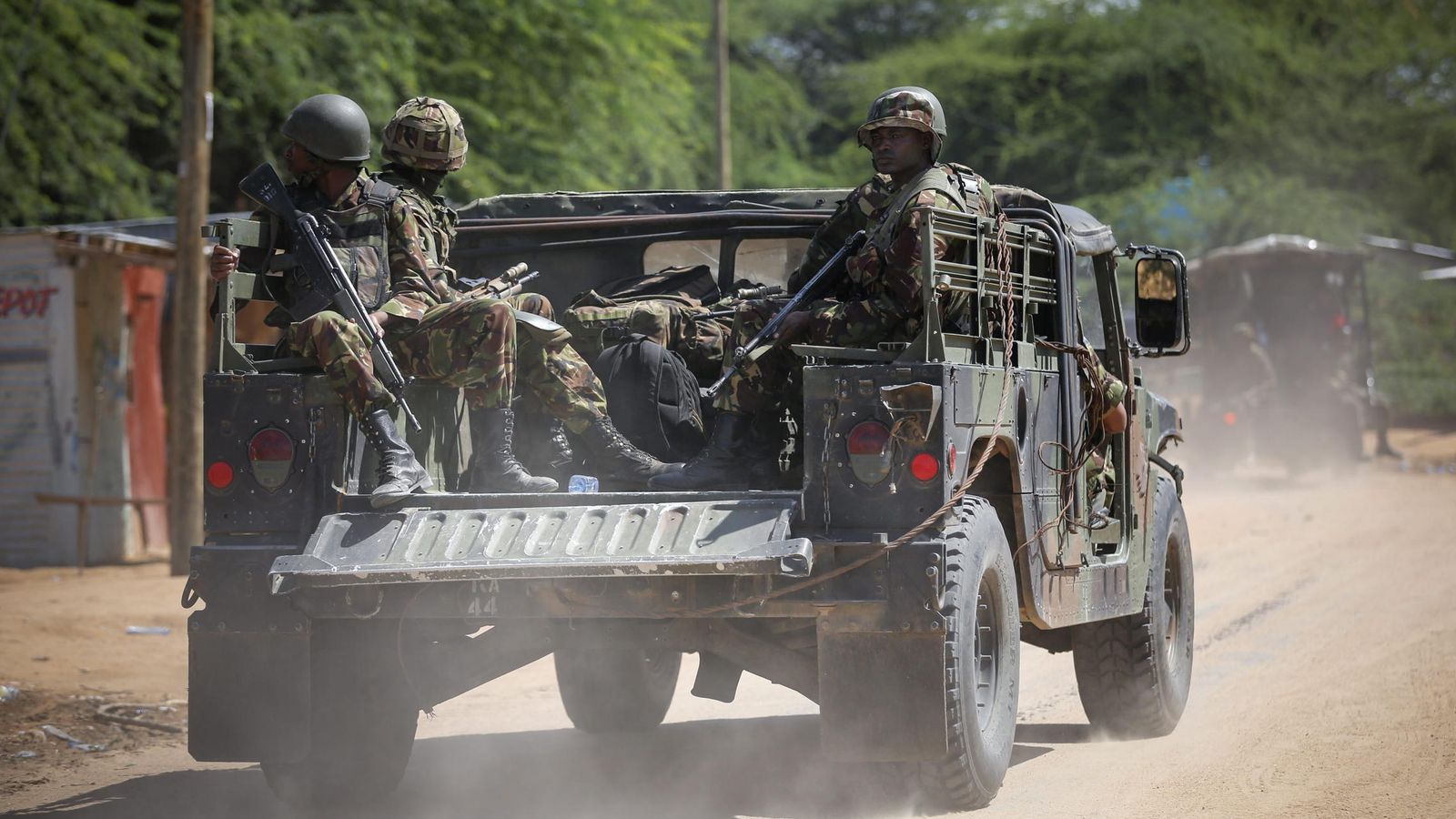 Foto: Soldados de las Fuerzas de Defensa de Keniase dirigen a la Universidad de Garissa, en el este de Kenia. (Efe)