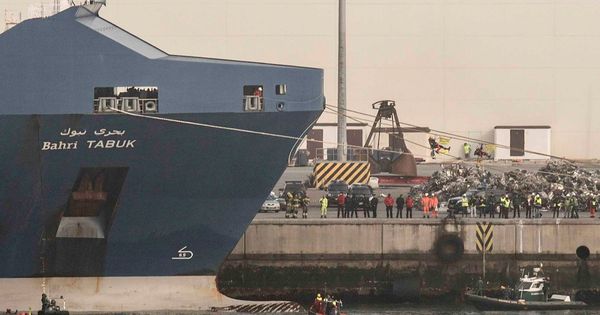 Foto: Protesta de Greenpeace en el puerto de Bilbao por la exportación de armas a Arabia Saudí, el 16 de febrero de 2018. (EFE)