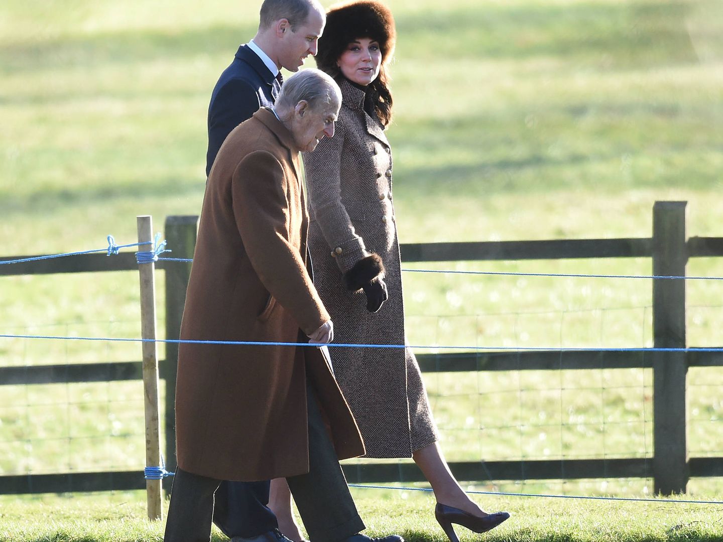 Kate junto a su marido y el duque de Edimburgo. (Gtres)