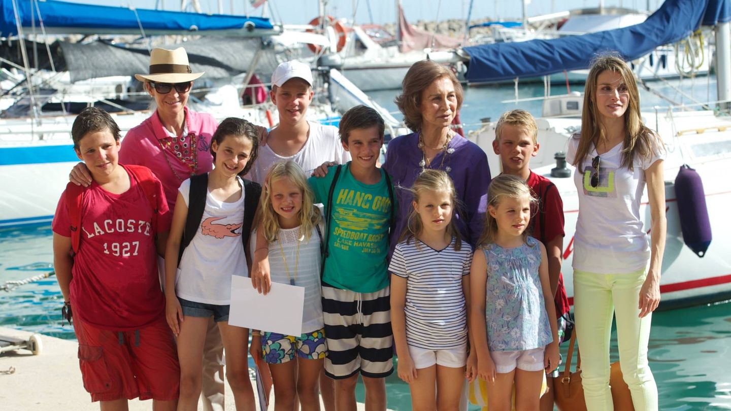 La infanta Elena, la reina Sofía y la reina Letizia, en Palma en 2013 con los ocho nietos Borbón. (Getty)