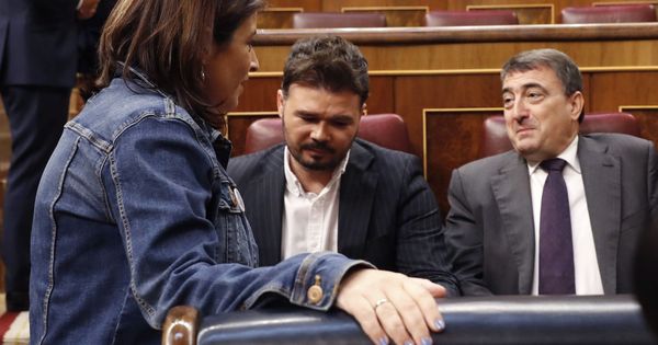 Foto: La portavoz del PSOE, Adriana Lastra, con Gabriel Rufián y Aitor Esteban. EFE